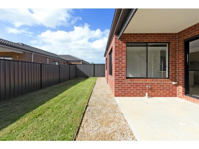 52 Waterside Drive, Pakenham VIC 3810