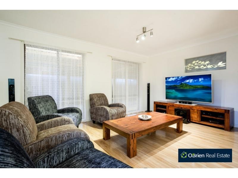 43 Courtenay Avenue, Cranbourne North VIC 3977