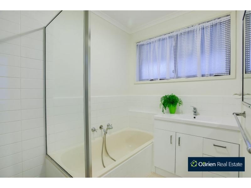 43 Courtenay Avenue, Cranbourne North VIC 3977