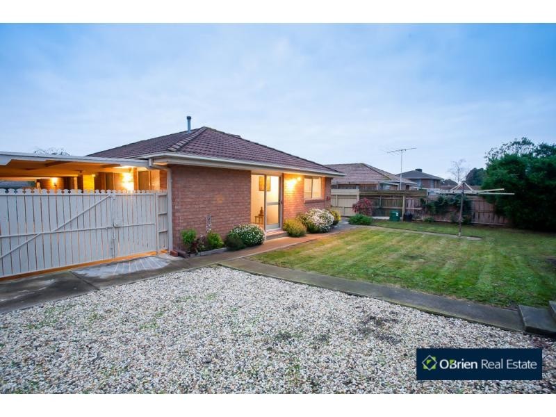43 Courtenay Avenue, Cranbourne North VIC 3977