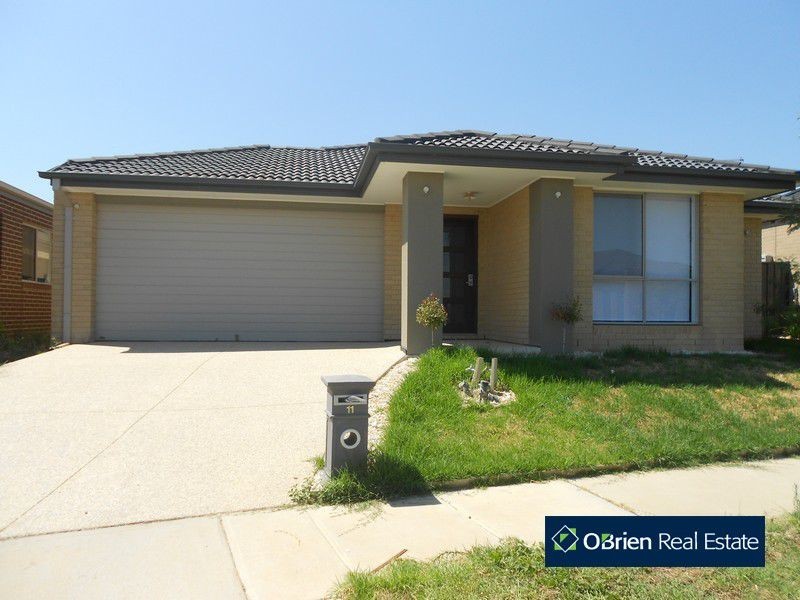 11 Connewarra Crescent, Clyde North VIC 3978