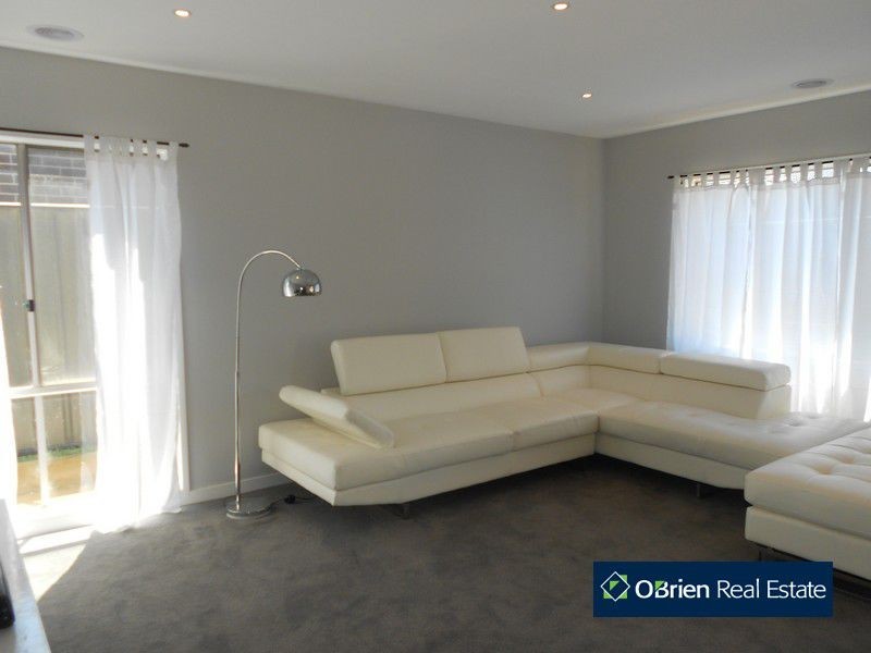 11 Connewarra Crescent, Clyde North VIC 3978