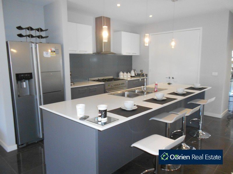 11 Connewarra Crescent, Clyde North VIC 3978