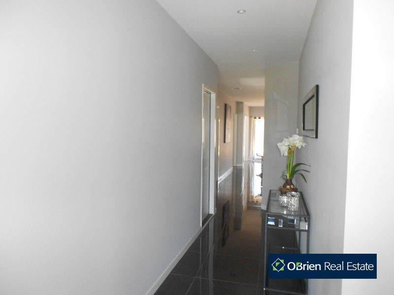 11 Connewarra Crescent, Clyde North VIC 3978