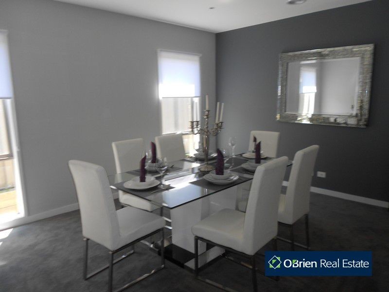 11 Connewarra Crescent, Clyde North VIC 3978