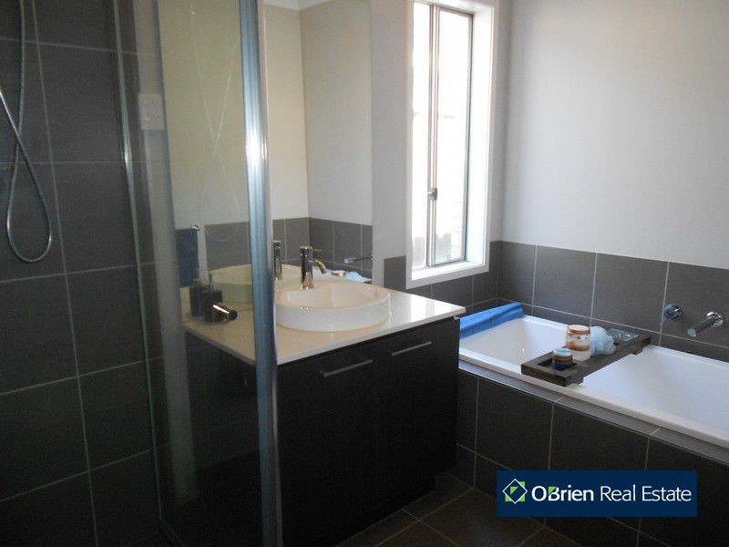 11 Connewarra Crescent, Clyde North VIC 3978