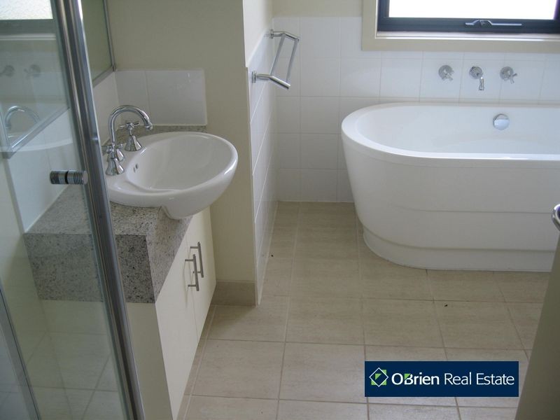 2 Oaks Lane, Pakenham VIC 3810