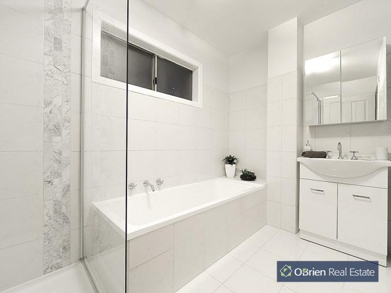 32 Blackwood Drive, Hampton Park VIC 3976