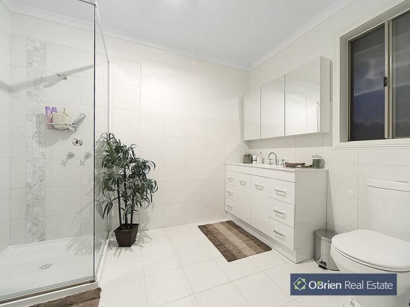 32 Blackwood Drive, Hampton Park VIC 3976