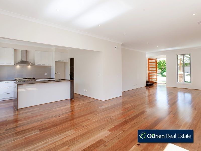 1 Roundhay Court, Berwick VIC 3806