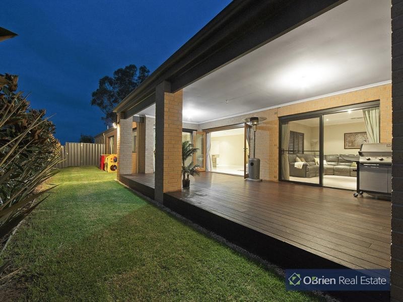 3 Moss Street, Cranbourne North VIC 3977