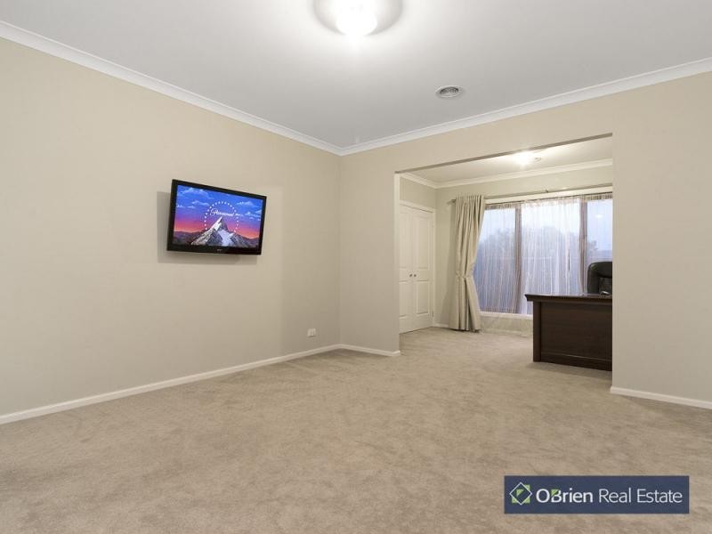 3 Moss Street, Cranbourne North VIC 3977