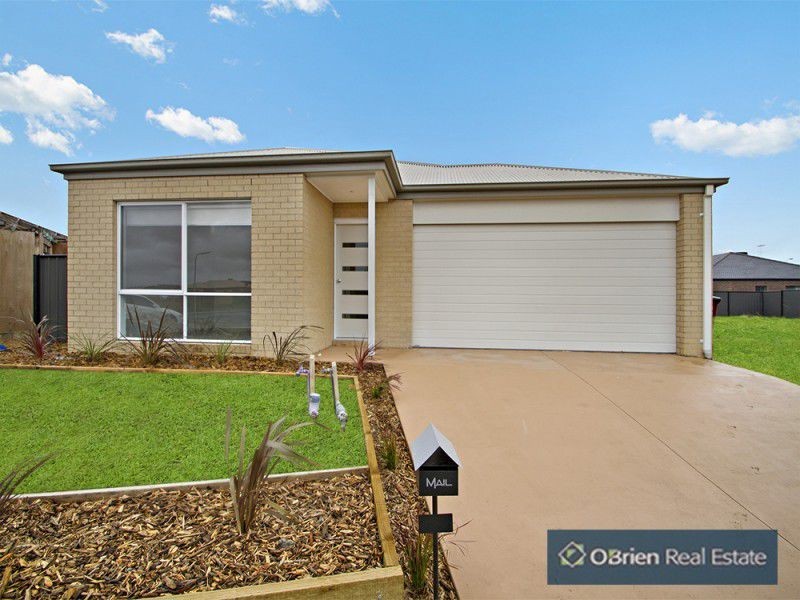 8 Camolina Way, Clyde North VIC 3978