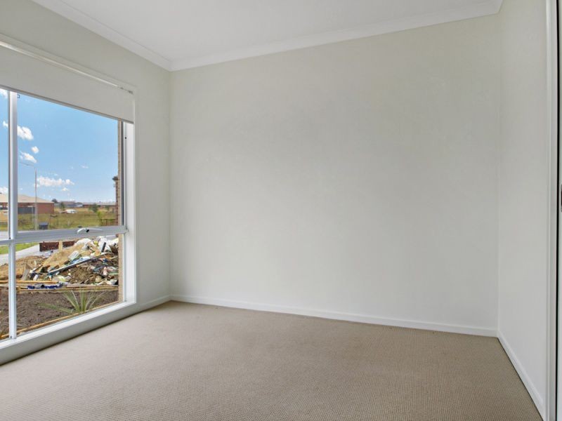 8 Camolina Way, Clyde North VIC 3978