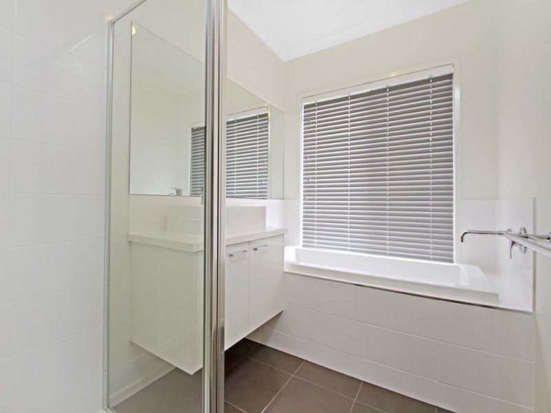 8 Camolina Way, Clyde North VIC 3978