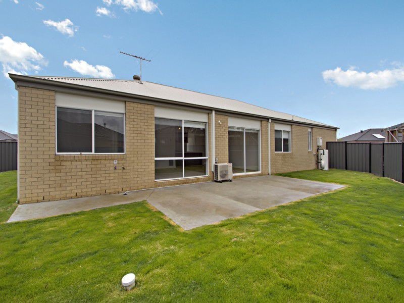 8 Camolina Way, Clyde North VIC 3978