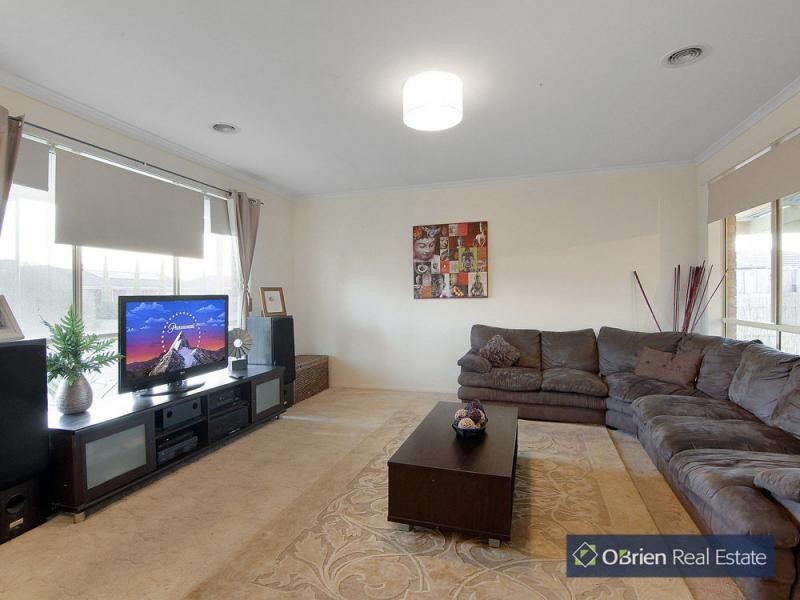 8 Dunlavin Way, Cranbourne VIC 3977