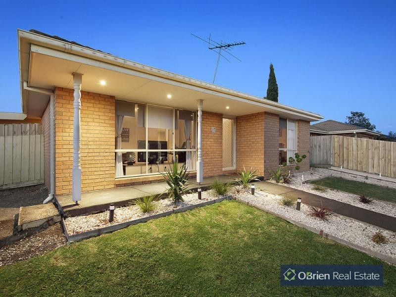 8 Dunlavin Way, Cranbourne VIC 3977