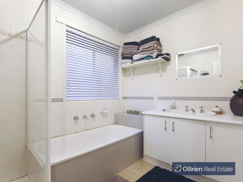 8 Dunlavin Way, Cranbourne VIC 3977
