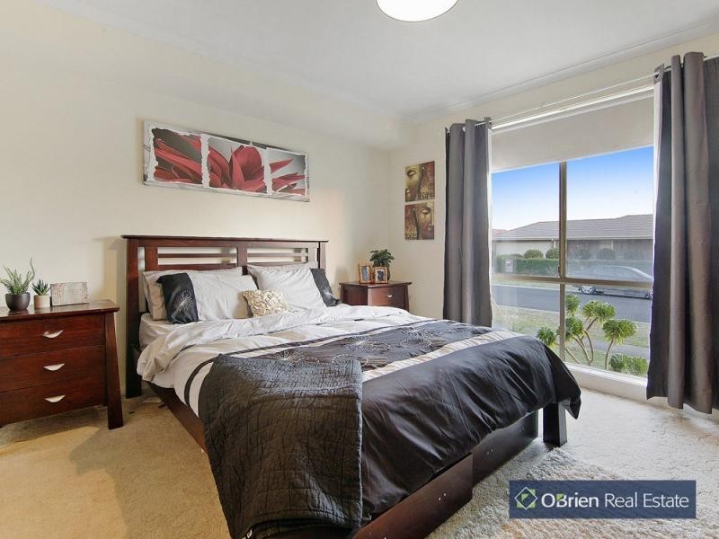 8 Dunlavin Way, Cranbourne VIC 3977