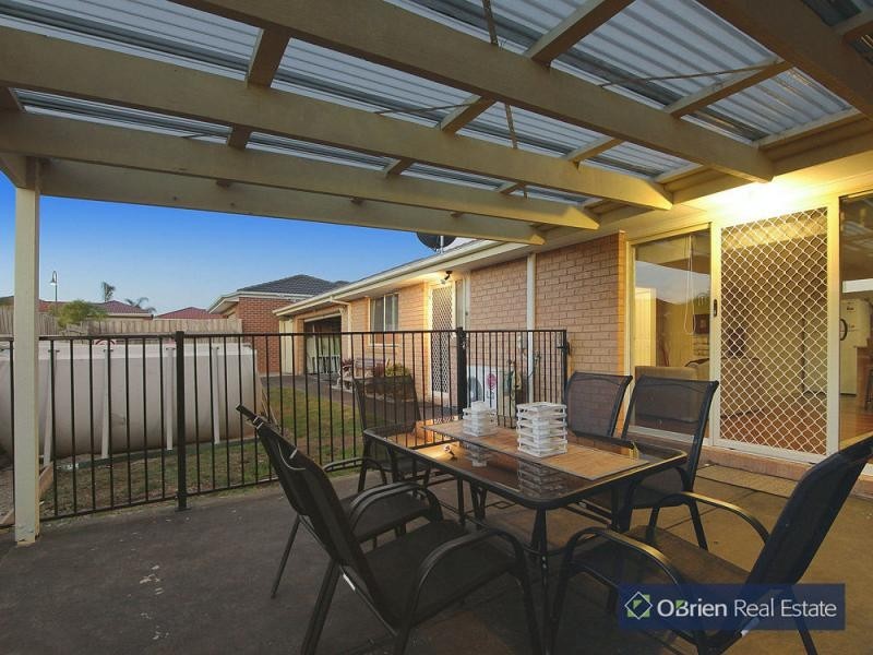 8 Dunlavin Way, Cranbourne VIC 3977