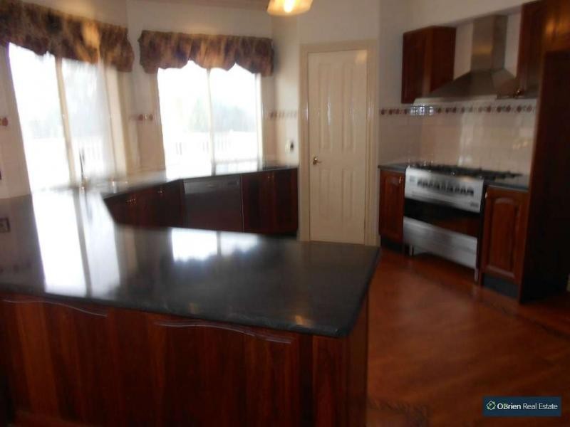 2 Braybrook Drive, Narre Warren South VIC 3805