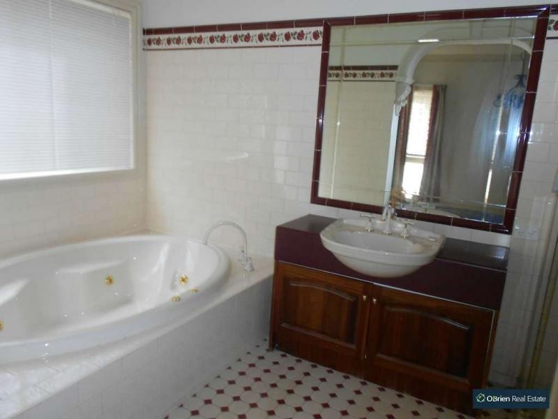 2 Braybrook Drive, Narre Warren South VIC 3805