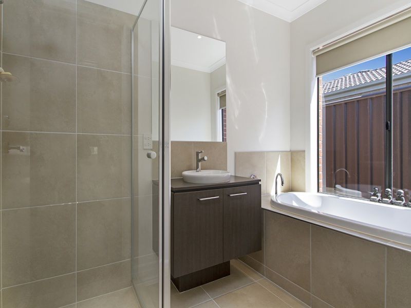 3 Kikuya Way, Cranbourne North VIC 3977