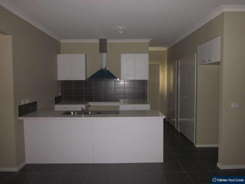 10 Blackledge Drive, Cranbourne East VIC 3977