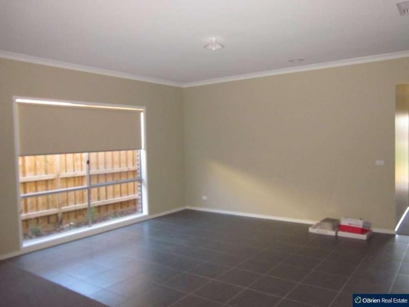 10 Blackledge Drive, Cranbourne East VIC 3977