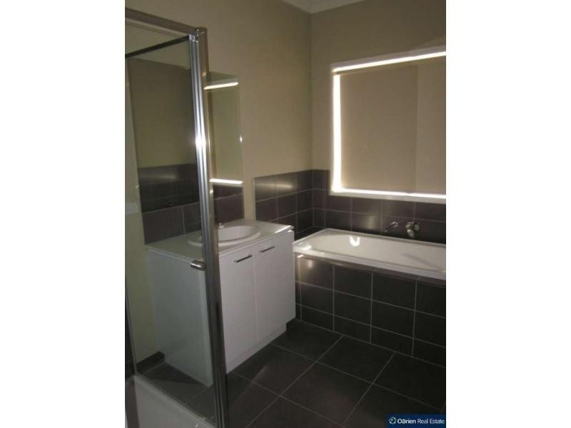 10 Blackledge Drive, Cranbourne East VIC 3977