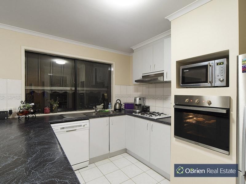27 Sandalwood Drive, Narre Warren VIC 3805