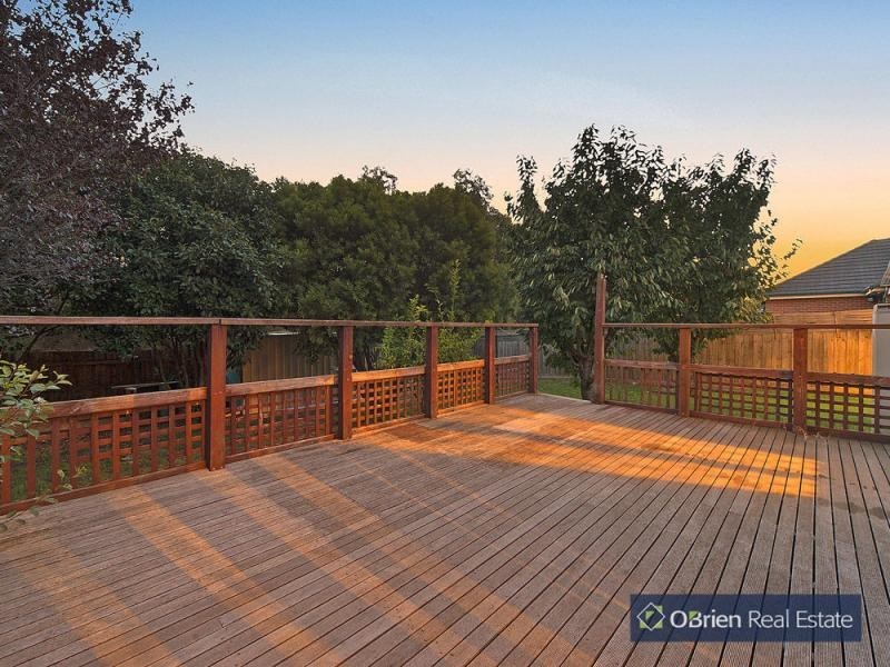 27 Sandalwood Drive, Narre Warren VIC 3805