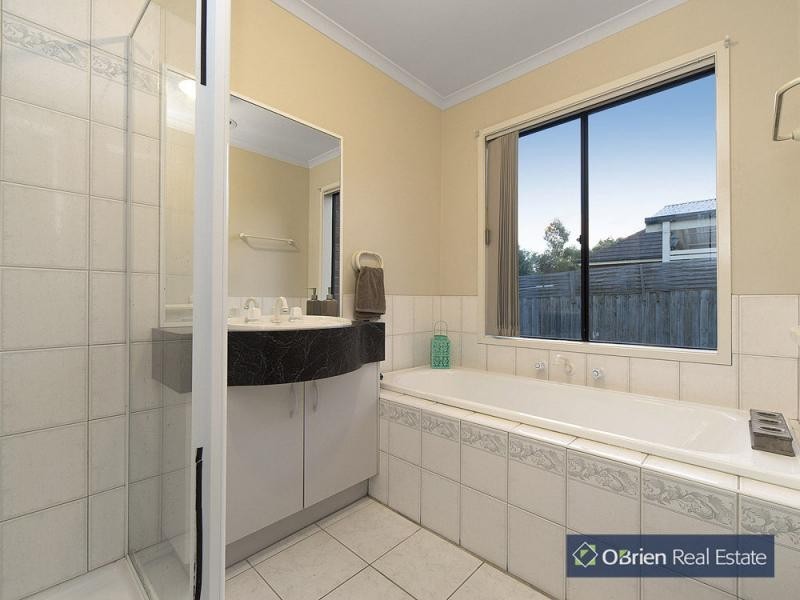 27 Sandalwood Drive, Narre Warren VIC 3805