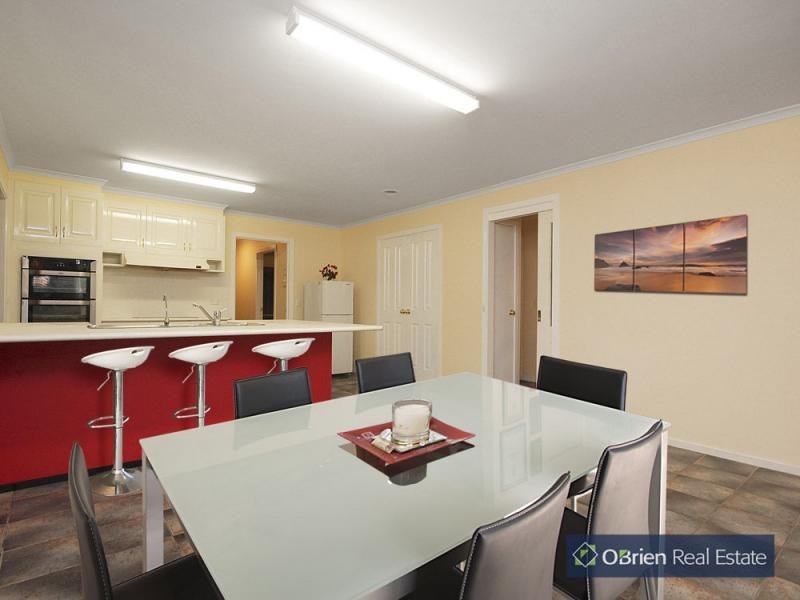 3 Kinloch Gardens, Endeavour Hills VIC 3802