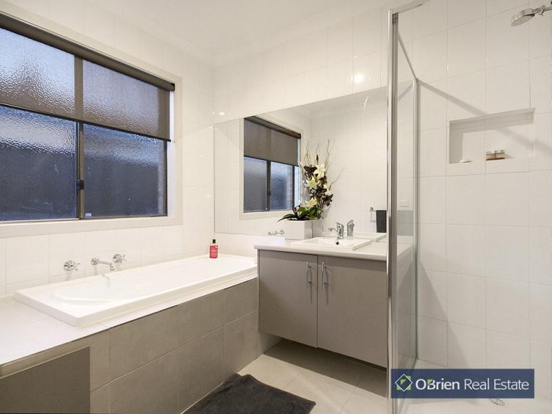 82 Alisma Boulevard, Cranbourne North VIC 3977