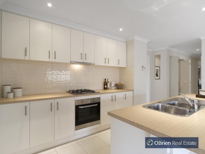 8 Heathfield Lane, Officer VIC 3809