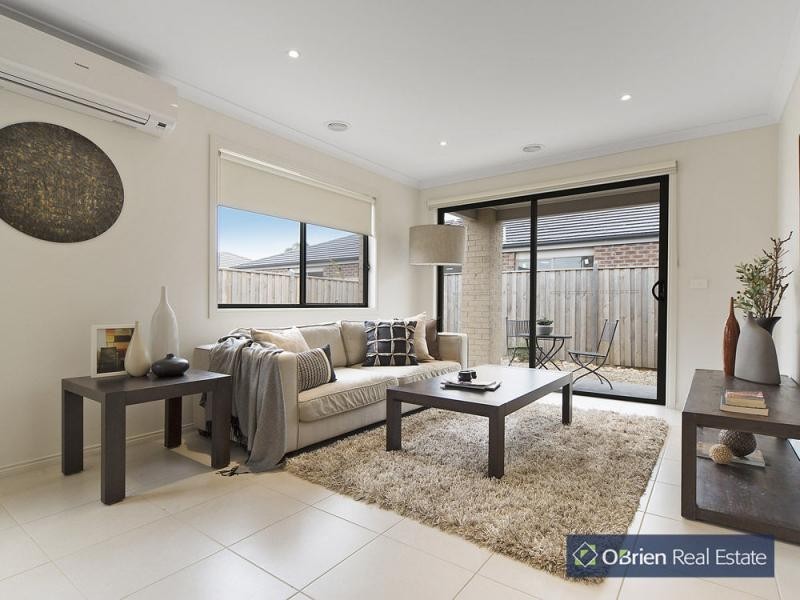 8 Heathfield Lane, Officer VIC 3809