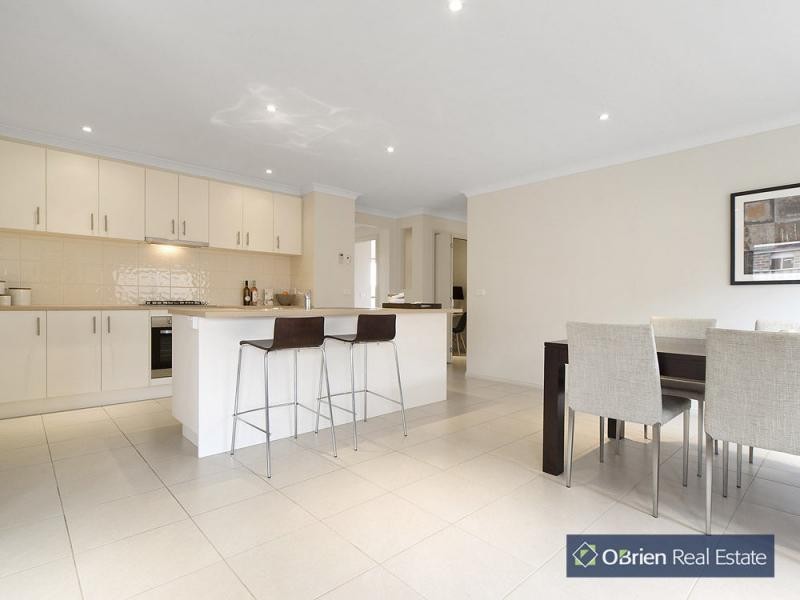 8 Heathfield Lane, Officer VIC 3809