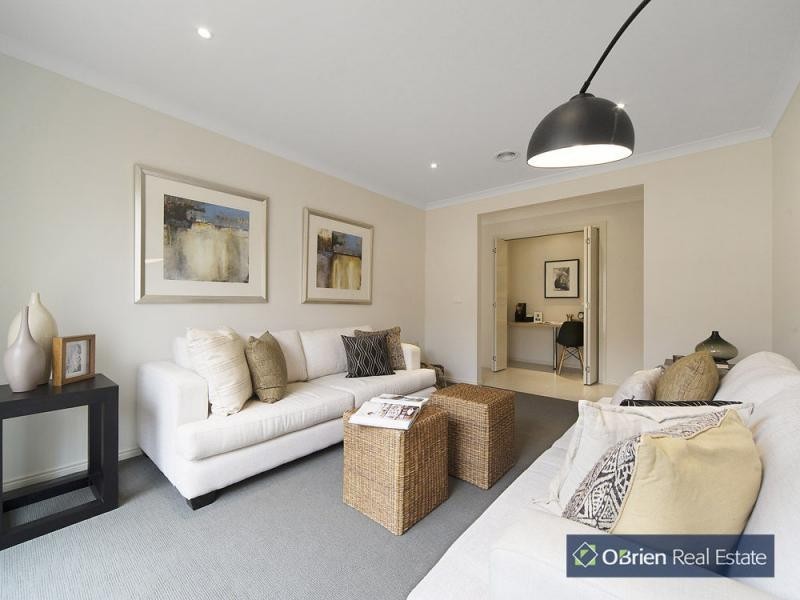 8 Heathfield Lane, Officer VIC 3809