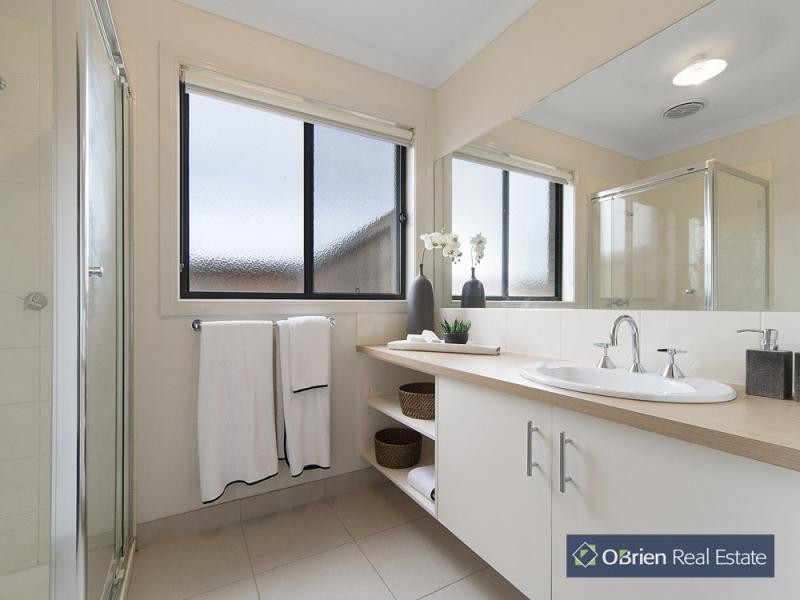 8 Heathfield Lane, Officer VIC 3809