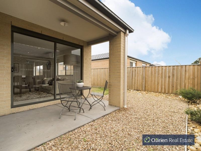 8 Heathfield Lane, Officer VIC 3809