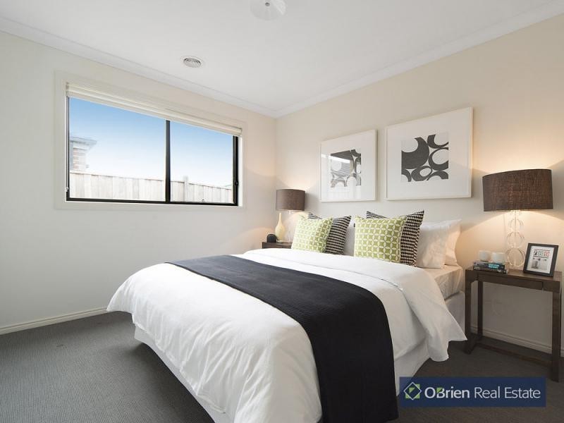 8 Heathfield Lane, Officer VIC 3809