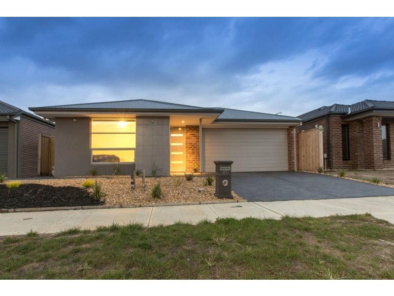 41 Mickleham Drive, Cranbourne North VIC 3977