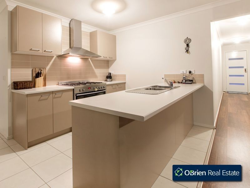 41 Mickleham Drive, Cranbourne North VIC 3977