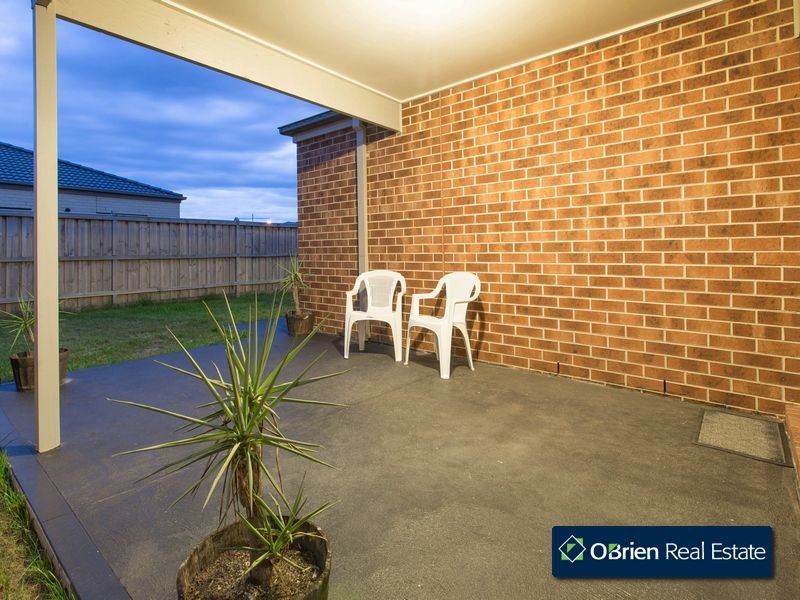 41 Mickleham Drive, Cranbourne North VIC 3977