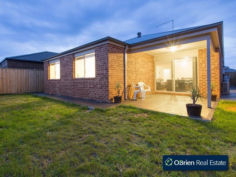 41 Mickleham Drive, Cranbourne North VIC 3977