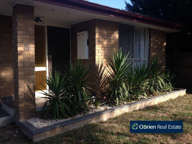 5 Oaktree Drive, Hampton Park VIC 3976