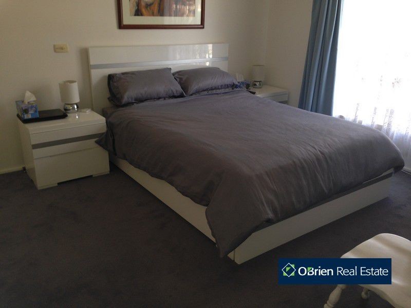 5 Oaktree Drive, Hampton Park VIC 3976