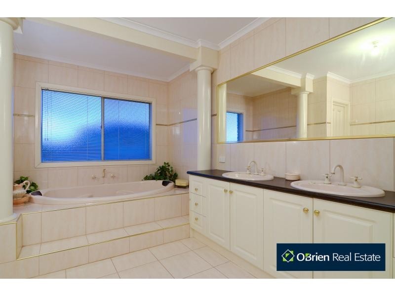 75 Berwick Springs Promenade, Narre Warren South VIC 3805